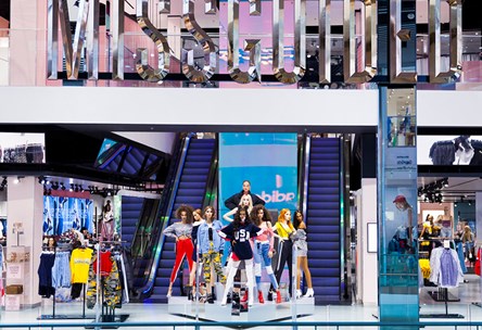 ماركة الأزياء Missguided تدخل في شراكة مع مجموعة أزاديا لإطلاق تجربة فريدة للتسوّق في الشرق الأوسط